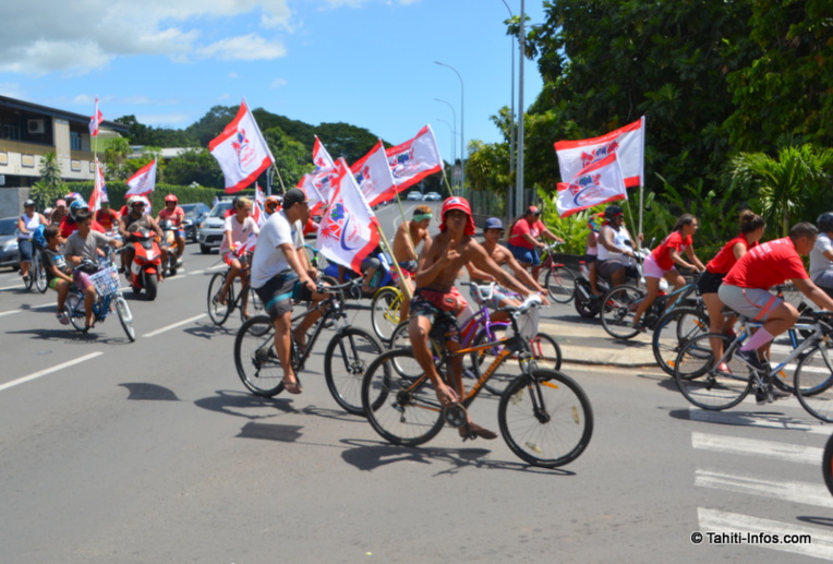 Des jeunes de Pirae était mobilisés pour un grand défilé de drapeaux en soutien à Edouard Fritch