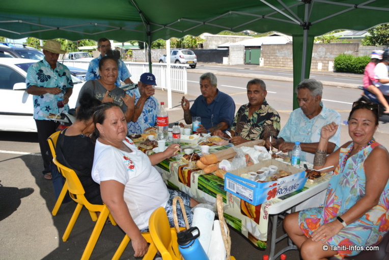 Pause déjeuner pour les colistiers du Tavini, installés sous leur tente sur le parking