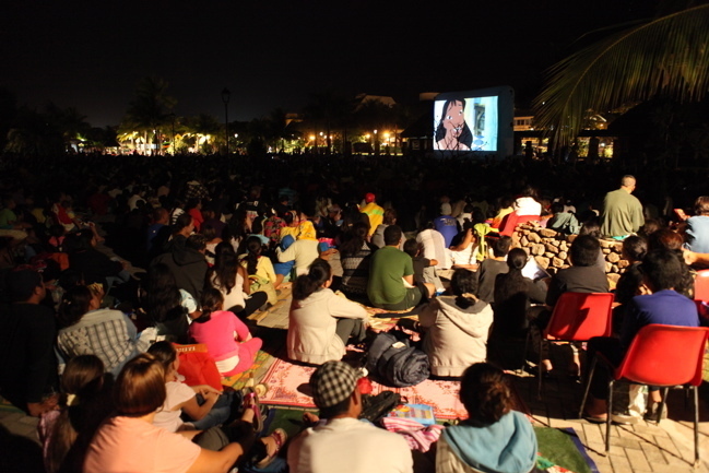Planète Eco tour: Des centaines de personnes à la projection cinéma en plein air dans les jardins de Paofai