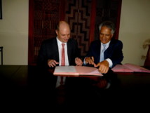Le Président de l’IRD, Michel Laurent, et Bryce Cooper, directeur général de la stratégie, NIWA, ont signé mercredi un accord de coopération scientifique. (CRÉDIT PHOTO : Richard Godin, directeur du poste d'expansion économique, Consulat Généra