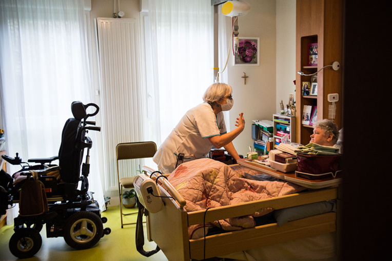 Coronavirus: l'épidémie franchit les portes des Ehpad Coronavirus: l'épidémie franchit les portes des Ehpad