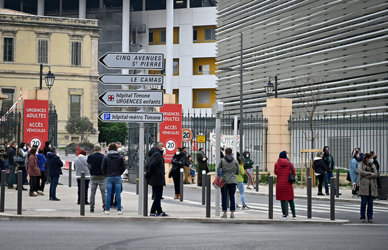 Coronavirus: foule à Marseille pour se faire tester chez le professeur Raoult Coronavirus: foule à Marseille pour se faire tester chez le professeur Raoult