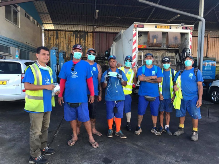 Equipés de nouveau de leurs masques et de leurs gants, les agents chargés du ramassage des déchets ont repris le travail mardi.
