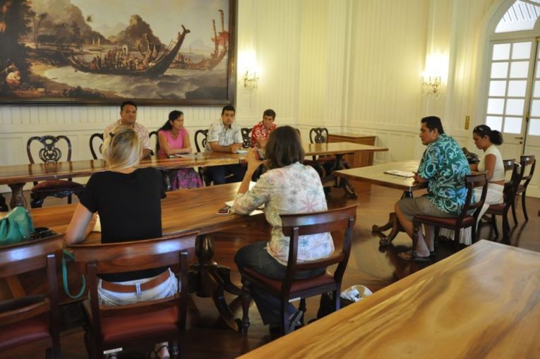 Crédit photo (de gauche à droite) : M. Viri Taimana, directeur du CMA ; Mme Christiane Kelley, conseillère technique au Ministère ; M. Jean-Daniel Devatine, Professeur au CMA ; M. Simon Deschamps, stagiaire au CMA