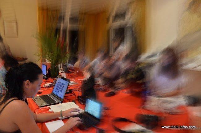 QG de camlapgne, les journalistes sur le pied de guerre branchés sur le bureau central du Haut Commissariat