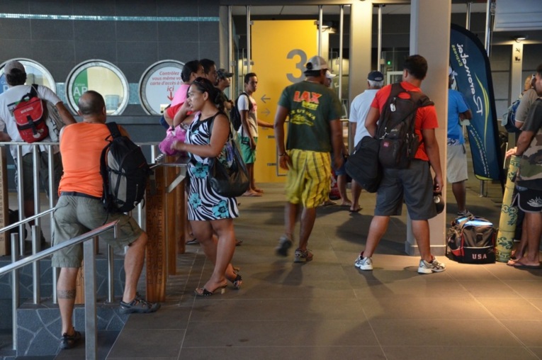 17 h 30, gare maritime une centaine de passagers en partance pour les raromatai sont sans information, dans l'expectative. L'embarquement à bord du Aremeiti IV était prévu à 17 heures. Le ferry est bloqué à Motu Uta.