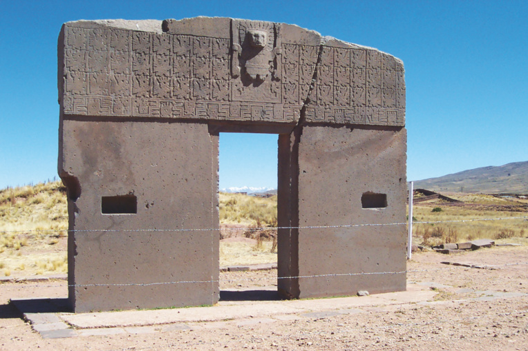 A Tiwanacu, en Bolivie, là encore Churchward vit l’empreinte des habitants du continent Mu qui gravèrent une partie de leur histoire sur la fameuse Puerta del Sol...
