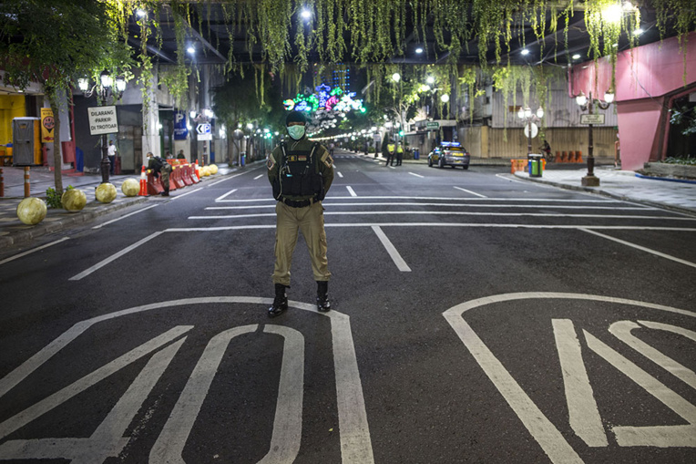 Coronavirus en Indonésie: les cas se multiplient, les médecins critiquent le gouvernement Coronavirus en Indonésie: les cas se multiplient, les médecins critiquent le gouvernement