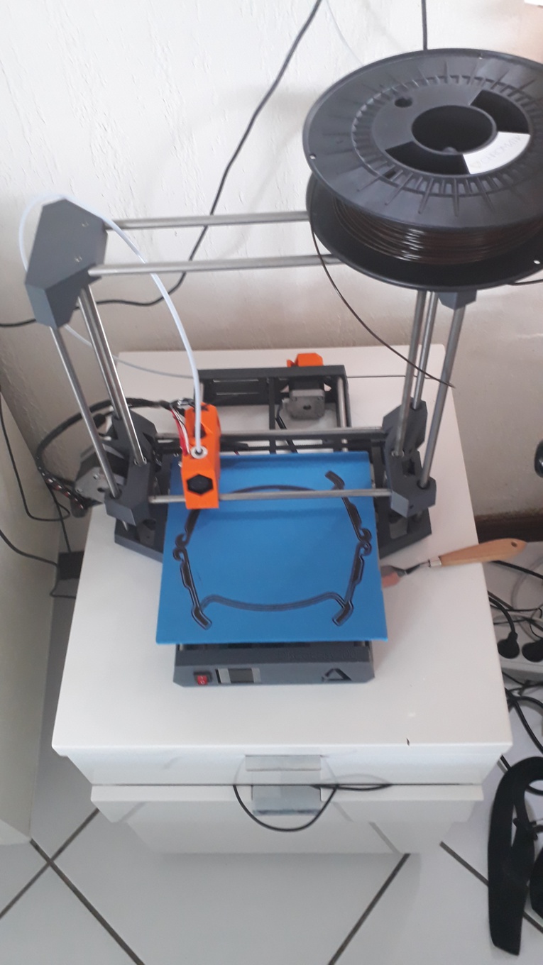 Un jeune imprime des masques en 3D pour le personnel de santé