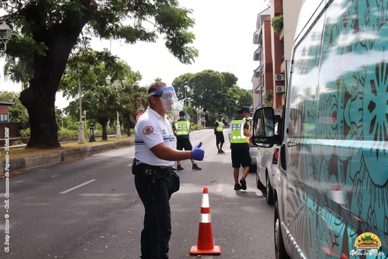 Un jeune imprime des masques en 3D pour le personnel de santé Un jeune imprime des masques en 3D pour le personnel de santé