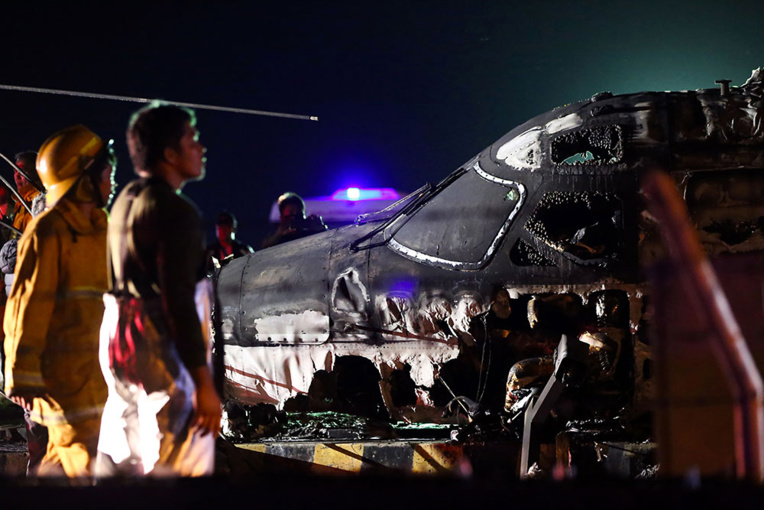 Philippines: un avion prend feu au décollage, huit morts
