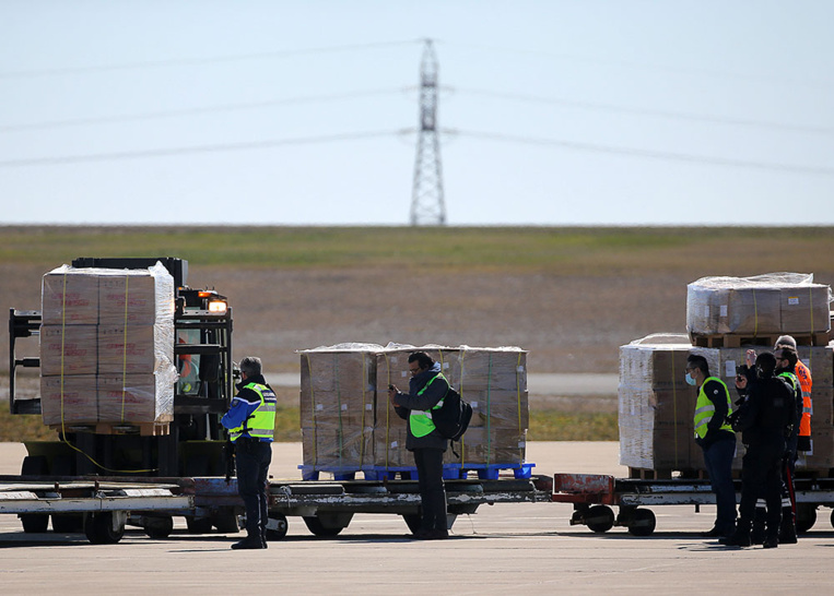 Coronavirus: des masques attendus de Chine pour affronter une épidémie qui s'accélère Coronavirus: des masques attendus de Chine pour affronter une épidémie qui s'accélère