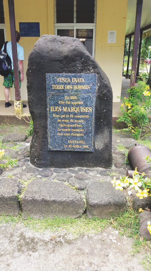 Une stèle érigée à Vaitahu, sur l’île de Tahuata, rappelle à tous que ce sont les Espagnols qui découvrirent les premiers l’archipel des Marquises, en 1595. Le contact fut rude et il ne fut pas question de tenter une évangélisation de ces îles.