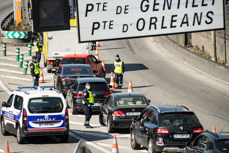 Virus: contrôles renforcés et locations interdites en France pour éviter les départs en vacances Virus: contrôles renforcés et locations interdites en France pour éviter les départs en vacances