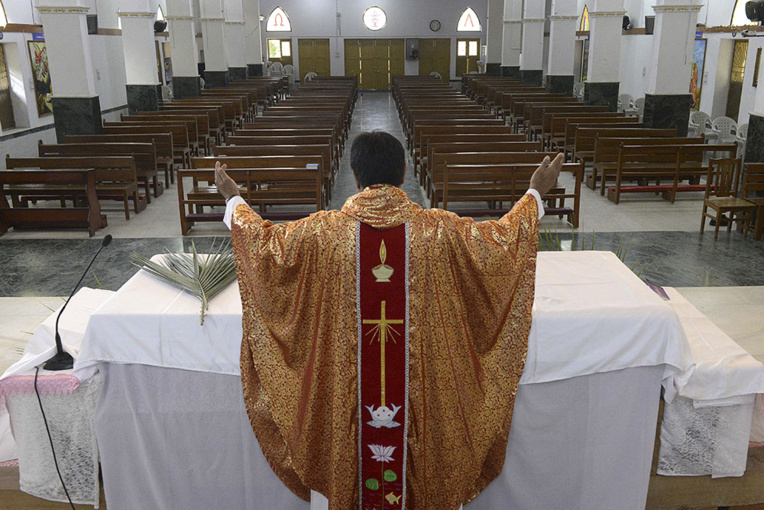 Seul dans son église, le curé célèbre la messe... connecté à ses fidèles
