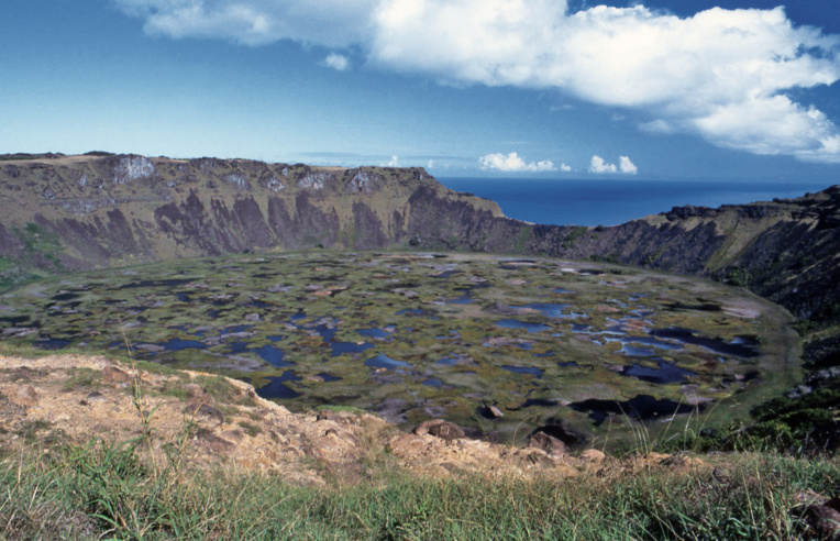 Une vue générale du superbe cratère du Rano Kau ; le village de pierres d’Orongo se situe sur la droite, au bord de la lèvre de basalte dominant la mer.