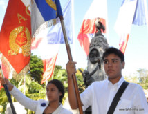 Un jeune porte drapeau polynésien aux cérémonies du 14 juillet à Paris