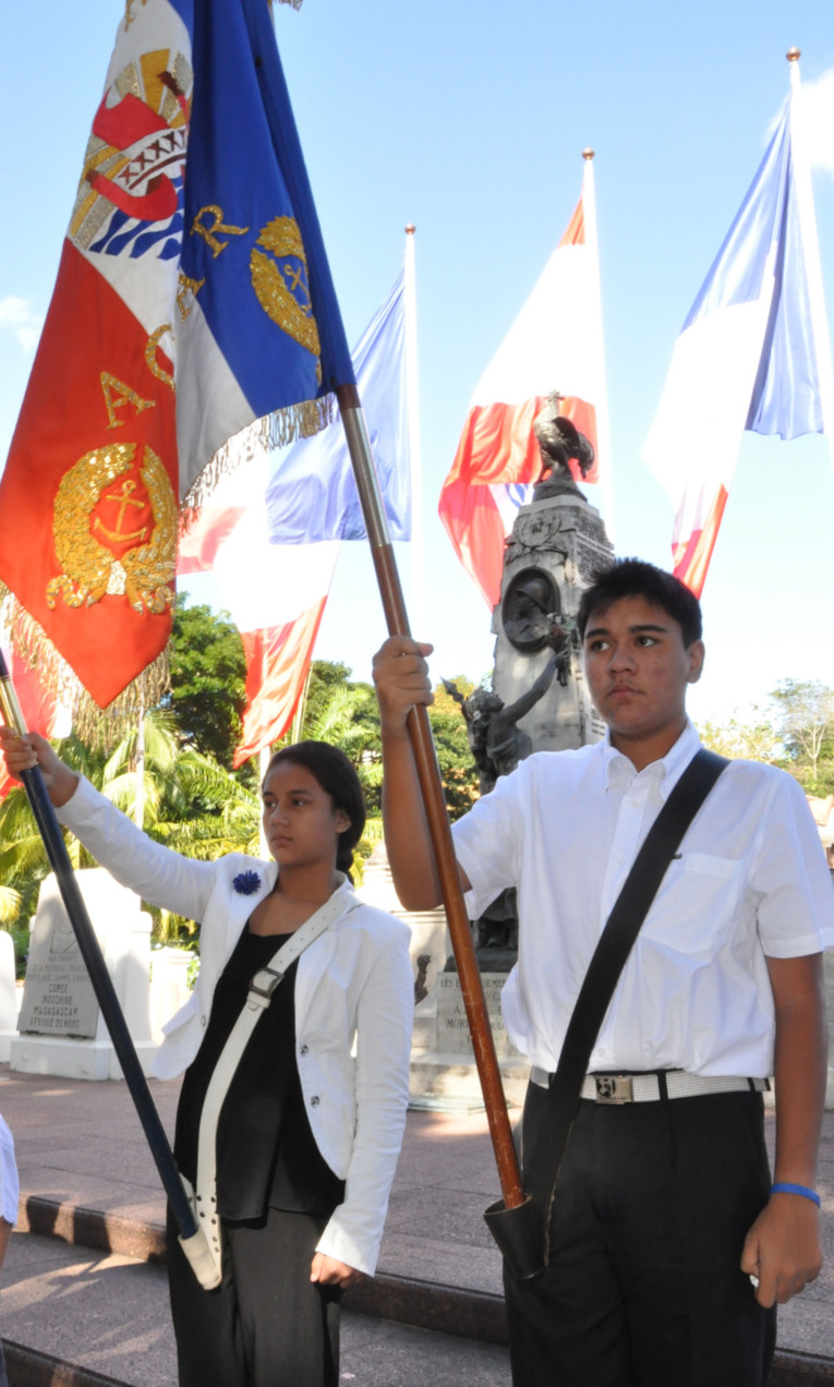 Un jeune porte drapeau polynésien aux cérémonies du 14 juillet à Paris