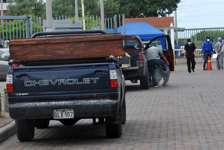 Cadavres égarés, la tragédie continue après la mort à Guayaquil