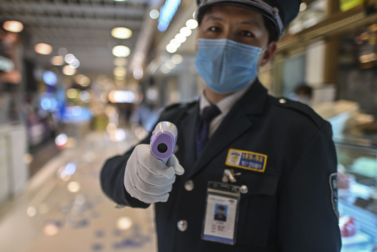 Chine: avec retard, le bilan du virus bondit de 40%