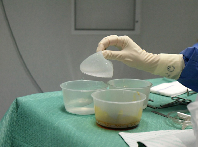 Sauvée par son implant d'une balle à bout portant