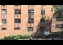 USA: un chauffeur de bus rattrape une petite fille tombée d'un 2e étage
