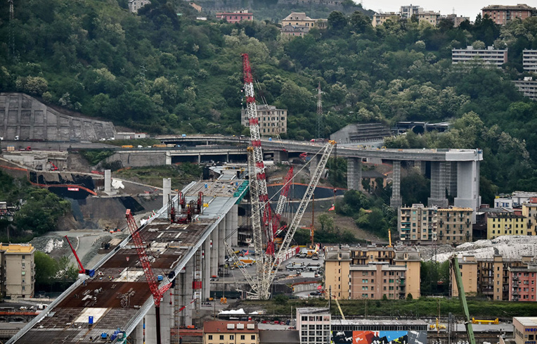 Gênes: "lueur d'espoir" après la pose du dernier tronçon du nouveau pont Gênes: "lueur d'espoir" après la pose du dernier tronçon du nouveau pont