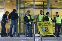 Protestation contre un projet de forage dans l'Arctique: Greenpeace au siège de Shell France