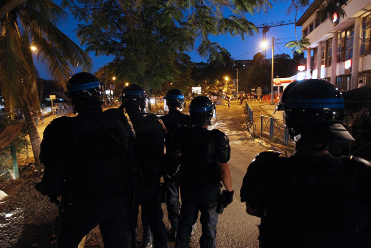 Violences à Mayotte: Marine Le Pen réclame "l'envoi de troupes" pour "rétablir l'ordre"