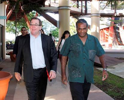 Murray Mc Cully, Ministre des affaires étrangères de la Nouvelle-Zélande (à gauche) et Jimmie Rodgers, Directeur général de la CPS, au siège de l’Organisation, à Nouméa.