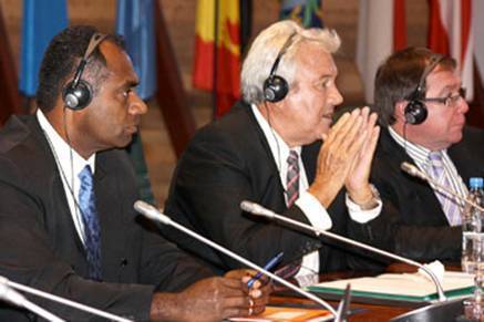 Jacques Wadrawane, Secrétaire général adjoint au Haut-Commissariat (à gauche), Harold Martin, Président du Gouvernement de la Nouvelle-Calédonie, et Murray Mc Cully, Ministre des affaires étrangères de la Nouvelle-Zélande (à droite), lors d’une réunion tenue au siège de la CPS, à Nouméa.