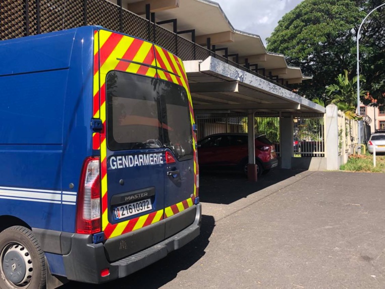 Il fracture la mâchoire de son père mourant Il fracture la mâchoire de son père mourant