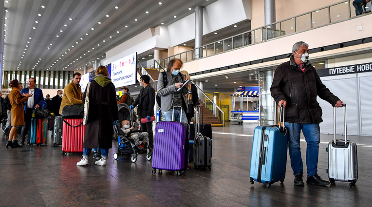 Ni quarantaine, ni traçage: à Roissy, des passagers déconcertés et inquiets Ni quarantaine, ni traçage: à Roissy, des passagers déconcertés et inquiets