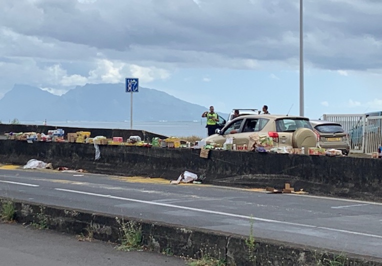 Un camion renverse sa marchandise en sortie de RDO