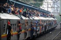 Indonésie: des lignes électriques rasantes contre les "surfeurs de train"