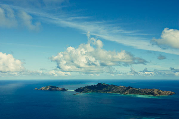 L'îlot de Agakuitai (ici sur la gauche) est situé au sud de Taravai et a quelques heures de mer de Rikitea, aux Gambiers.