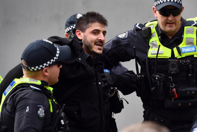 Virus: dix arrestations lors d'un rassemblement contre les restrictions en Australie Virus: dix arrestations lors d'un rassemblement contre les restrictions en Australie