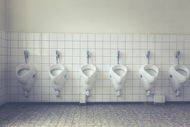 Corvée de toilettes pour ceux qui ne respectent pas la distanciation sociale à Jakarta