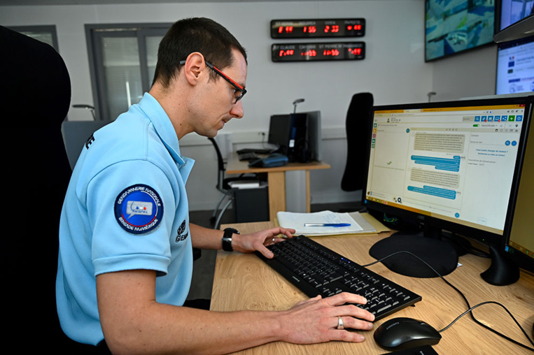 Haine en ligne: le Parlement valide des mesures de lutte controversées Haine en ligne: le Parlement valide des mesures de lutte controversées