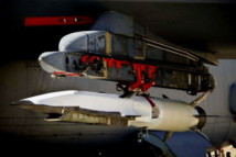 Le prototype Waverider arrimé à l’aile d’une forteresse volante B52 (Source : Département américain de la Défense)