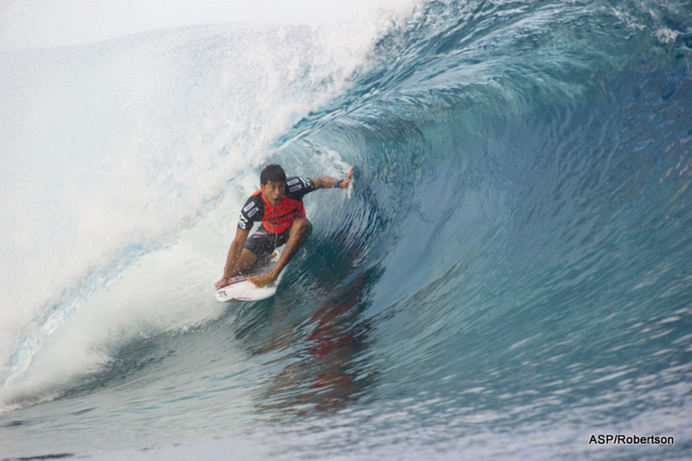 Jeremy Flores remporte sa série au round 2 de la Billabong Pro Tahiti. Le surfeur réunionnais a surfé un superbe tube lui permettant de l'emporter sur le hawaiien Dusty Payne et accéder au round 3. (photo ASP/Robertson)