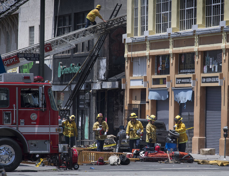Onze pompiers blessés dans un incendie à Los Angeles Onze pompiers blessés dans un incendie à Los Angeles