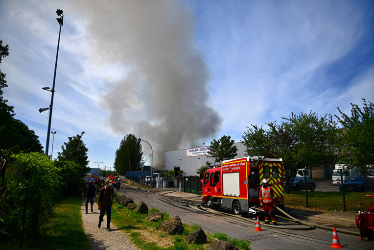 Important incendie dans un entrepôt mitoyen de la "première" usine de masques d'Ile-de-France