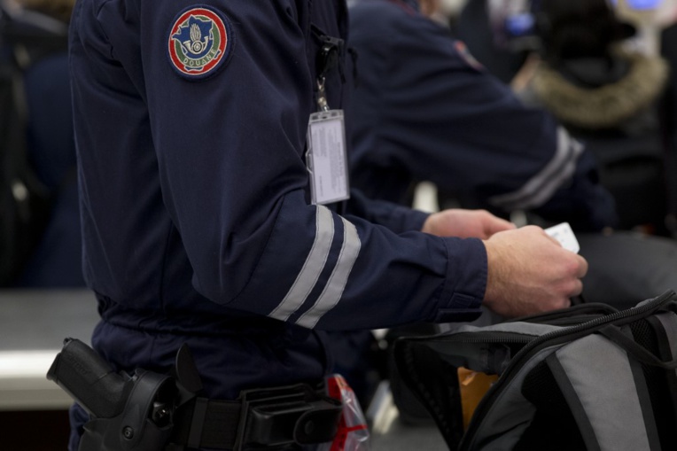 France: quatorzaine sur une base "volontaire" à partir du 20 mai pour les Français arrivant de l'étranger hors UE (Le Drian) France: quatorzaine sur une base "volontaire" à partir du 20 mai pour les Français arrivant de l'étranger hors UE (Le Drian)