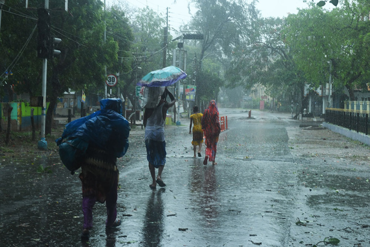 "Un bulldozer": le cyclone Amphan déferle sur l'Inde et le Bangladesh