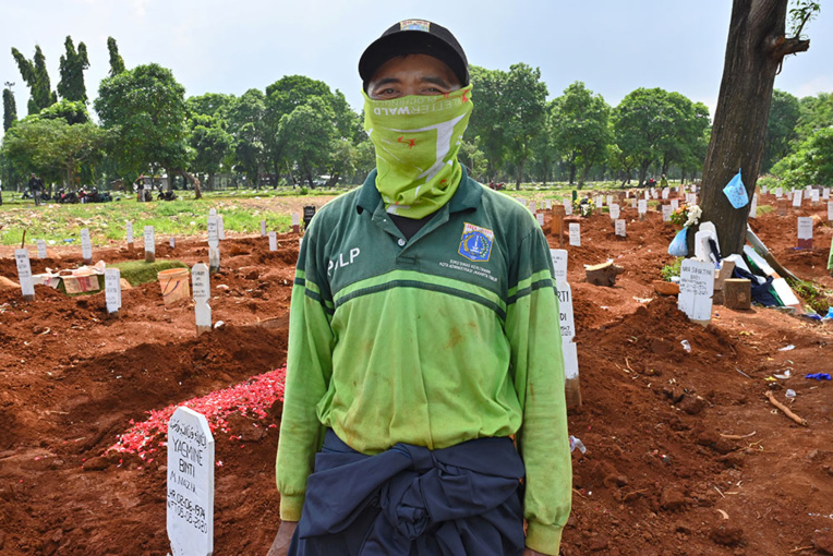 Course contre le virus la peur au ventre dans un cimetière de Jakarta Course contre le virus la peur au ventre dans un cimetière de Jakarta