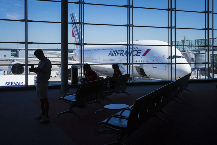 Télé et sport sur le parking: des étudiants ultramarins en confinement près de Roissy Télé et sport sur le parking: des étudiants ultramarins en confinement près de Roissy