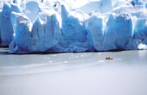 Un zodiac vient "renifler" le glacier de près. Le mur mesure trois kilomètres de long sur cinquante mètres de hauteur en moyenne.