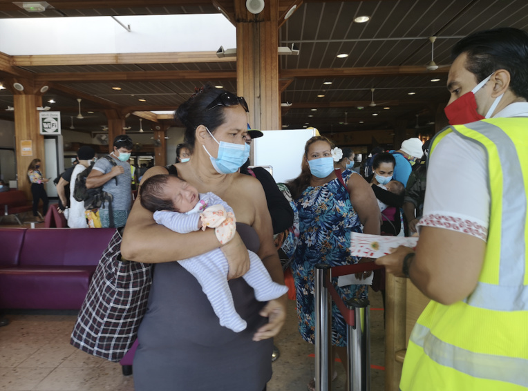 Emotion et sourires masqués à l’embarquement d’Air Tahiti