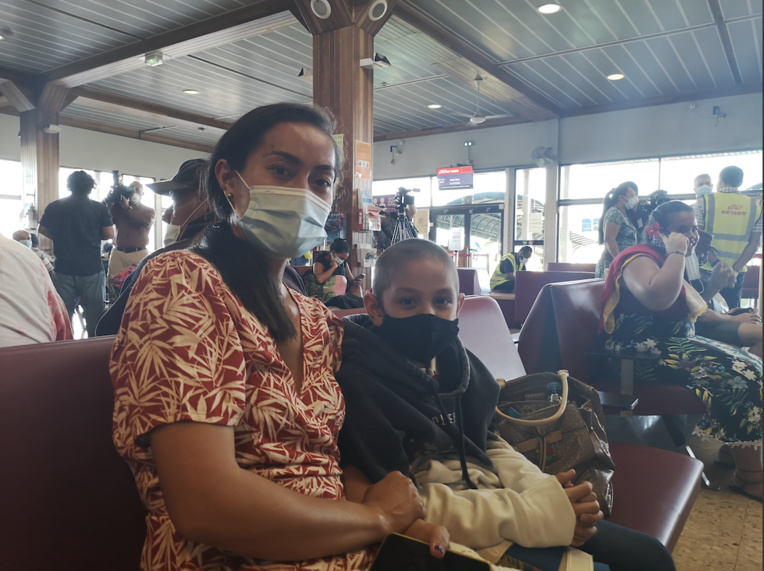 Emotion et sourires masqués à l’embarquement d’Air Tahiti